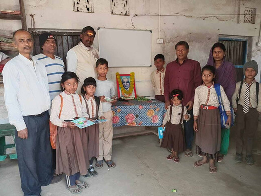 पुण्यतिथि पखवाड़ा: राजीव शंकर सहाय को श्रद्धांजलि, छात्रों को शैक्षणिक सामग्री वितरित