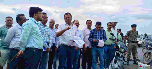 जिलाधिकारी ने किया पुलों और सड़कों के निर्माण कार्य का निरीक्षण, कार्य की गति और गुणवत्ता पर जोर