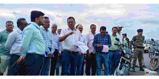 जिलाधिकारी ने किया पुलों और सड़कों के निर्माण कार्य का निरीक्षण, कार्य की गति और गुणवत्ता पर जोर