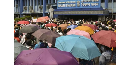 बर्खास्त शिक्षकों के आंदोलन पर कलकत्ता हाईकोर्ट की सख्त टिप्पणी, कहा — आप लोग शिक्षक हैं, यह क्यों भूल रहे हैं
