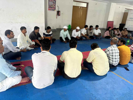 मानदेय बढ़ोतरी की मांग पर कार्यपालक सहायक का काला बिल्ला लगाकर विरोध, हड़ताल की चेतावनी