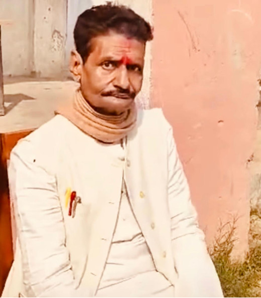 शराब पीकर झंडा फहराने पहुंचे हेडमास्टर, कहा जीने के लिए जरूरी है पीना