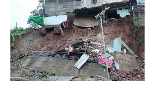 हिमाचल : नैना देवी में भूस्खलन से ढही इमारत, टला बड़ा हादसा 