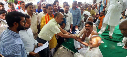 पैक्स प्रबंधन पर कार्रवाई की मांग को लेकर जारी अनशन, एडीएम के आश्वासन पर चौथे दिन हुआ समाप्त 