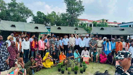 SSB के नागरिक कल्याण कार्यक्रम में किसानों को बांटे गए कृषि उपकरण, डीएम ने किया शुभारंभ