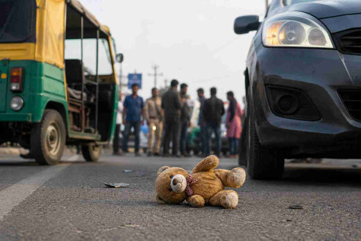दर्दनाक हादसा : मां की गोद से फिसलकर सड़क पर गिरा मासूम, चारपहिया वाहन ने रौंदा