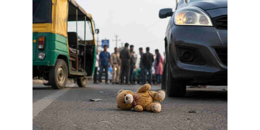 दर्दनाक हादसा : मां की गोद से फिसलकर सड़क पर गिरा मासूम, चारपहिया वाहन ने रौंदा