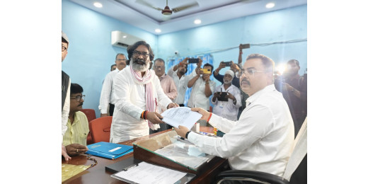बरहेट विधानसभा सीट से JMM प्रत्याशी हेमंत सोरेन ने नामांकन पत्र दाखिल किया