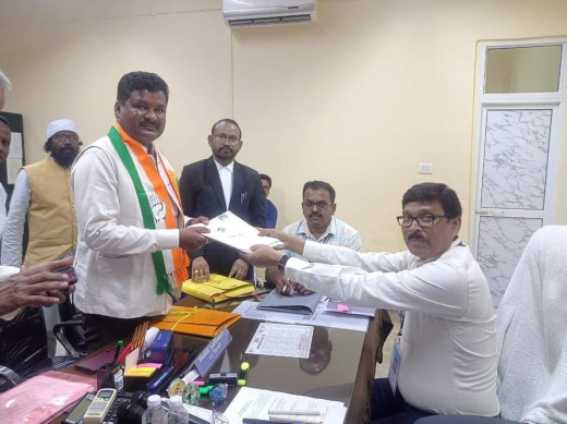 कांग्रेस उम्मीदवार राजेश कच्छप ने खिजरी से किया नामांकन, समर्थकों का उमड़ा हुजूम