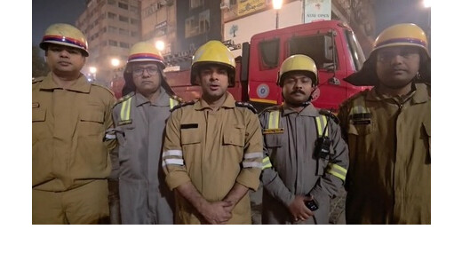 नोएडा : कृष्णा प्लाजा में भीषण आग, घंटों की मशक्कत के बाद पाया काबू