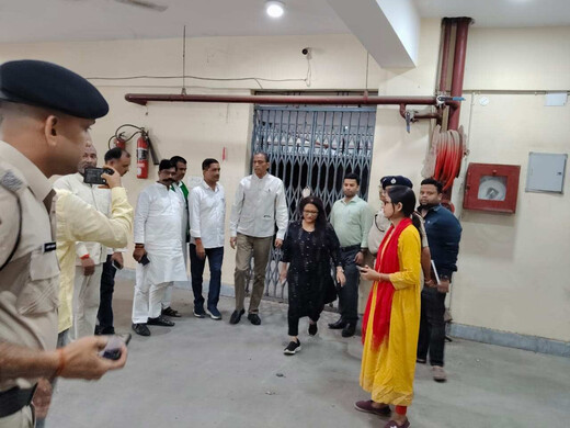 आगामी चुनावों की तैयारी तेज, डीएम ने राजनीतिक दलों के प्रतिनिधियों संग परखी ईवीएम-वीवीपैट की सुरक्षा