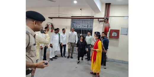 आगामी चुनावों की तैयारी तेज, डीएम ने राजनीतिक दलों के प्रतिनिधियों संग परखी ईवीएम-वीवीपैट की सुरक्षा