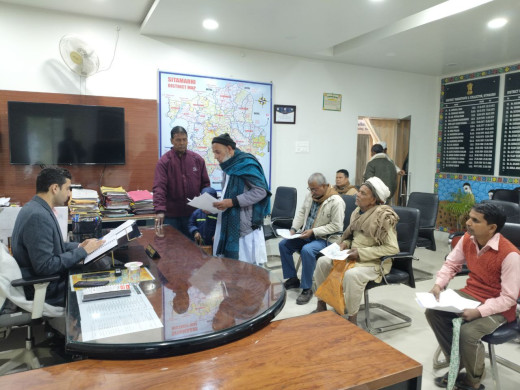 जिलाधिकारी ने जनता दरबार में सुनी जनता की समस्याएं 