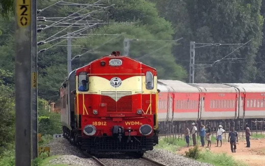 दीपावली और छठ पूजा के अवसर पर यात्रियों के लिए विशेष ट्रेनों का परिचालन