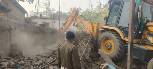 ऑपरेशन भूमि : अवैध झुग्गी-झोपड़ियों पर चला बुलडोज़र, परिसर से हटाया अतिक्रमण 