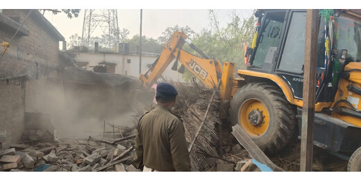 ऑपरेशन भूमि : अवैध झुग्गी-झोपड़ियों पर चला बुलडोज़र, परिसर से हटाया अतिक्रमण 