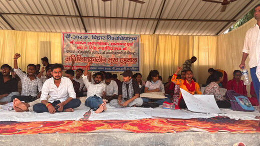 विश्वविद्यालय में भूख हड़ताल का दूसरा दिन, DSW के आश्वासन को छात्रों ने नकारा