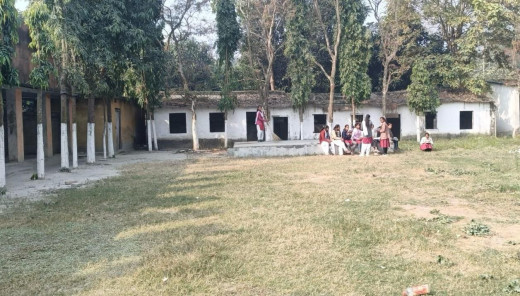 बालिका हाई स्कूल डेकहां में शिक्षकों की अनुपस्थिति से बिगड़ी छात्राओं की पढ़ाई