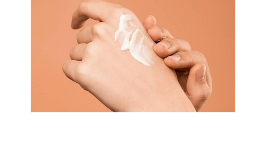 नवंबर क्यों बन जाता है स्किन-स्ट्रेस सीज़न : जानें संवेदनशील त्वचा के 5 वैज्ञानिक कारण