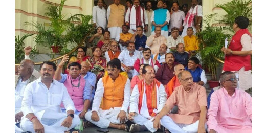 विधानसभा के बाहर धरने पर बैठे भाजपा विधायक