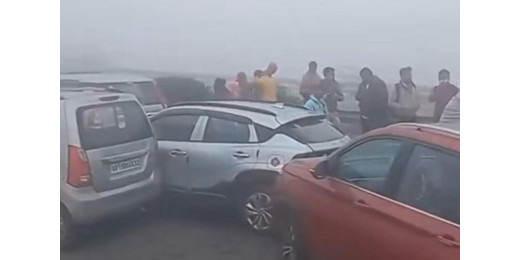 दिल्ली मेरठ एक्सप्रेसवे पर आपस में टकराईं 25 गाड़ियां