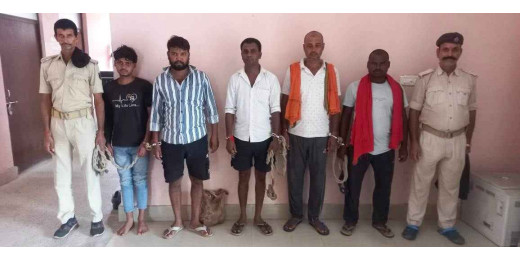 खावा और खगौर से दो तस्कर व तीन शराबी गिरफ्तार, 21 लीटर महुआ शराब बरामद