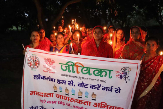 कैंडल मार्च निकालकर जीविका दीदियों ने मतदाताओं को किया जागरूक 