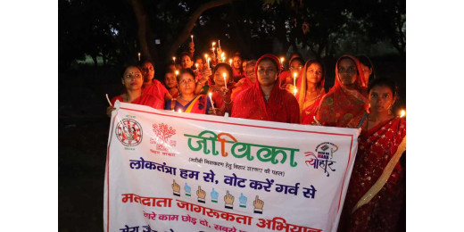 कैंडल मार्च निकालकर जीविका दीदियों ने मतदाताओं को किया जागरूक 