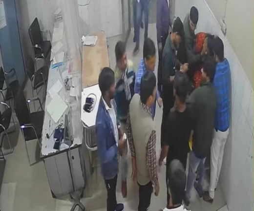 दिल का दौरा पड़ने से महिला की मौत, डॉक्टर देखता रहा वीडियो