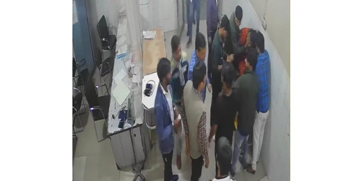 दिल का दौरा पड़ने से महिला की मौत, डॉक्टर देखता रहा वीडियो
