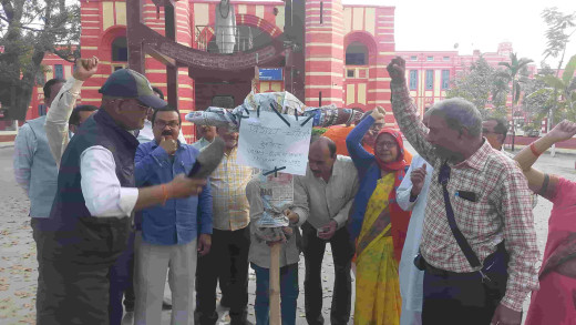 वित्त रहित शिक्षकों और कर्मियों ने मंत्री विजय चौधरी का किया पुतला दहन