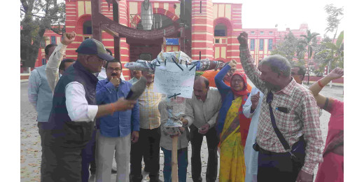 वित्त रहित शिक्षकों और कर्मियों ने मंत्री विजय चौधरी का किया पुतला दहन