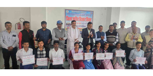 राष्ट्रीय विज्ञान दिवस पर मेधाओं का प्रदर्शन, डीएम ने किया प्रतिभागियों को सम्मानित