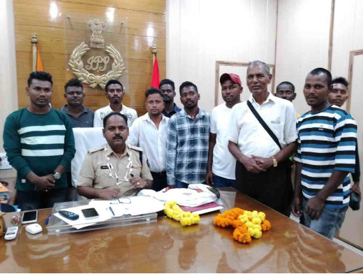 विशिष्ट सेवा पदक से सम्मानित एसपी पंकज कुमार का आदिवासी युवाओं ने किया सम्मान