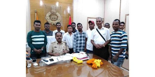 विशिष्ट सेवा पदक से सम्मानित एसपी पंकज कुमार का आदिवासी युवाओं ने किया सम्मान