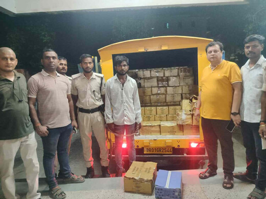 लखीसराय में छापेमारी कर उत्पाद पुलिस ने 4 धंधेबाजों को पकड़ा, चुलाई व विदेशी शराब जब्त