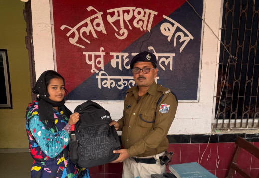 आरपीएफ किउल ने महिला यात्री को लौटाया छूटा हुआ बैग