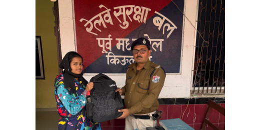 आरपीएफ किउल ने महिला यात्री को लौटाया छूटा हुआ बैग