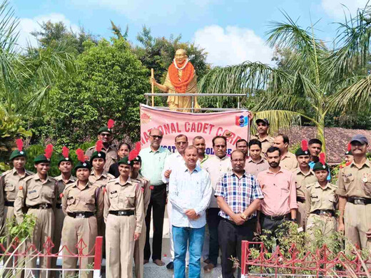 ​लंगट सिंह कॉलेज में बापू और शास्त्री जी को नमन, शिक्षकों ने लिया महापुरुषों के सिद्धांतों को अपनाने का संकल्प