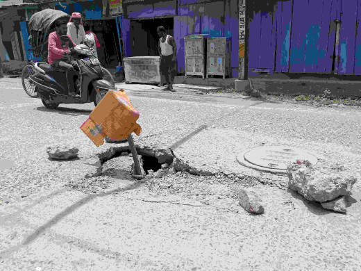 बीचों बीच धंसा सदर अस्पताल रोड, घटिया निर्माण का नतीजा