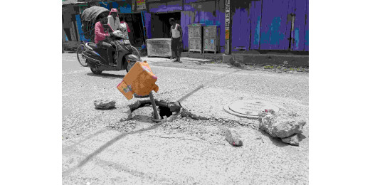 बीचों बीच धंसा सदर अस्पताल रोड, घटिया निर्माण का नतीजा