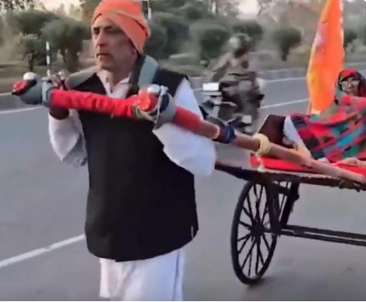 92 वर्षीय मां के लिए बेटा बना कलयुग का श्रवण कुमार