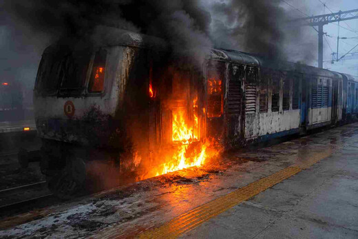 सिमरी बख्तियारपुर स्टेशन पर डीएमयू ट्रेन में लगी आग, इंजन और बोगी जलकर राख
