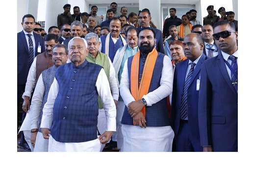 नीतीश कुमार ने मुख्यमंत्री पद से दिया इस्तीफा, नई सरकार बनाने का पेश किया दावा