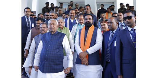 नीतीश कुमार ने मुख्यमंत्री पद से दिया इस्तीफा, नई सरकार बनाने का पेश किया दावा