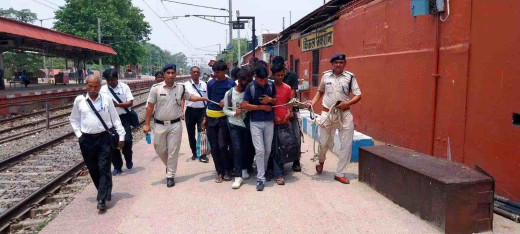 बिना टिकट एसी कोच में यात्रा करना पड़ा मंहगा, 9 गिरफ्तार 
