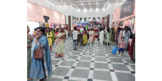 बंजारा विलेज एग्जीबिशन में महिलाओं ने जमकर की खरीददारी