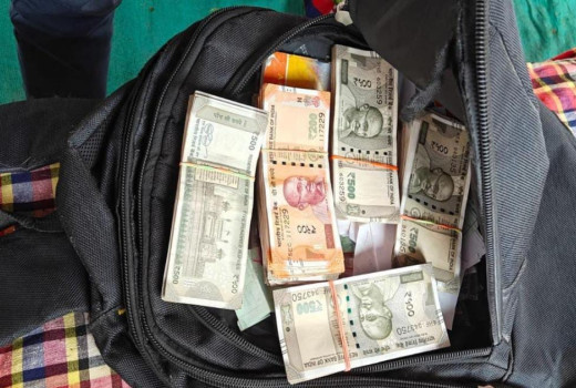 वाहन चेकिंग के दौरान पुलिस ने क्रेटा कार से जब्त किए 2.25 लाख रुपये