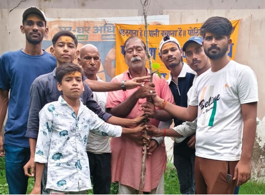 सावन के प्रथम सोमवार और राष्ट्रकवि मैथिलीशरण गुप्त जयंती पर बरगद का पौधारोपण