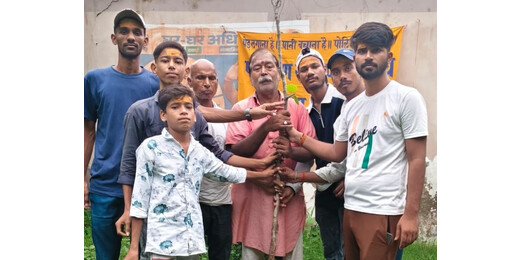 सावन के प्रथम सोमवार और राष्ट्रकवि मैथिलीशरण गुप्त जयंती पर बरगद का पौधारोपण